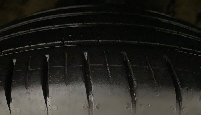 2023 Mahindra XUV300 W6 1.2 PETROL, Petrol, Manual, 13,812 km, Right Front Tyre Tread