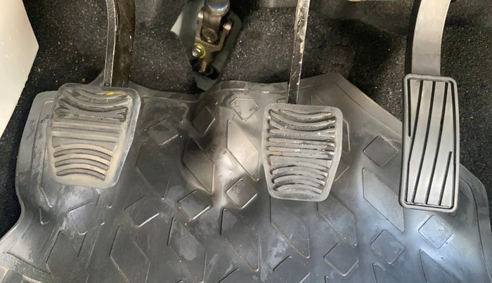 2023 Mahindra XUV300 W6 1.2 PETROL, Petrol, Manual, 13,812 km, Pedals