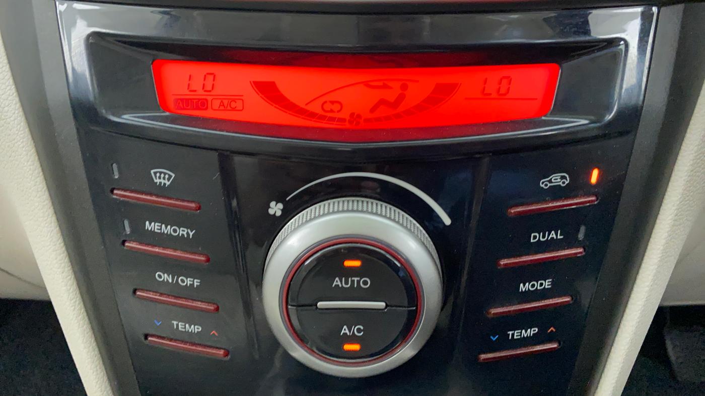 2019 Mahindra XUV300 W8(O), Diesel, Manual, 52,637 km, Automatic Climate Control
