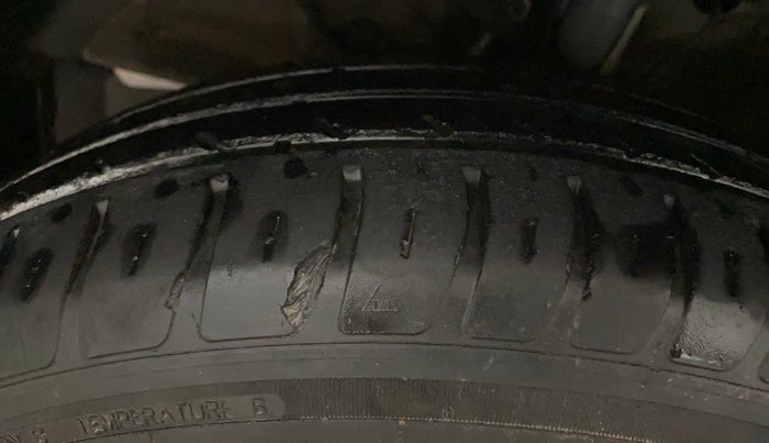 2018 Maruti Swift LXI, Petrol, Manual, 38,898 km, Left Front Tyre Tread