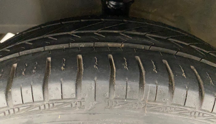2016 Hyundai Eon SPORTZ, Petrol, Manual, 37,270 km, Left Front Tyre Tread