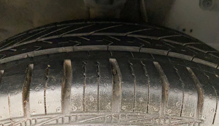 2016 Hyundai Eon SPORTZ, Petrol, Manual, 37,270 km, Right Front Tyre Tread