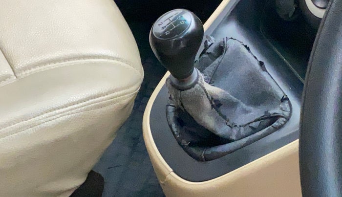 2010 Hyundai i10 SPORTZ 1.2, Petrol, Manual, 1,10,341 km, Gear lever - Boot cover slightly torn