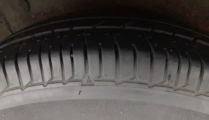 2010 Hyundai i10 SPORTZ 1.2, Petrol, Manual, 1,10,341 km, Right Rear Tyre Tread