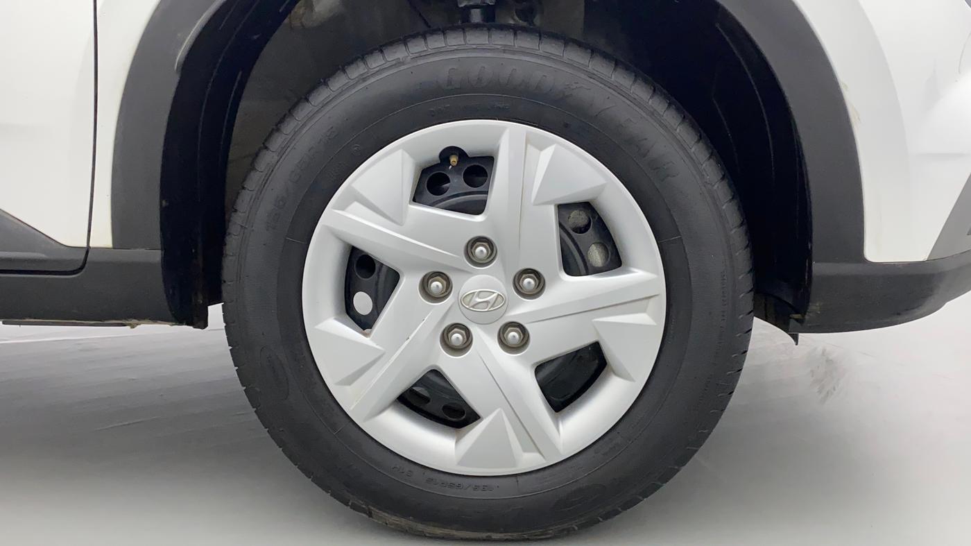 2022 Hyundai VENUE S+ 1.2, Petrol, Manual, 12,610 km, Right Front Wheel