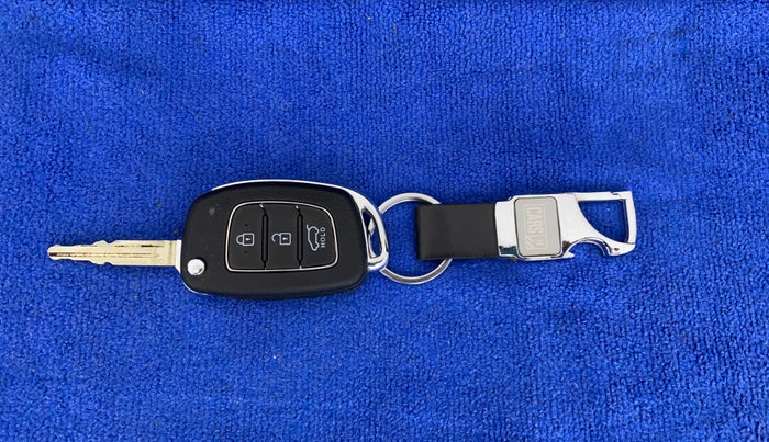 2022 Hyundai VENUE S+ 1.2, Petrol, Manual, 12,610 km, Key Close Up