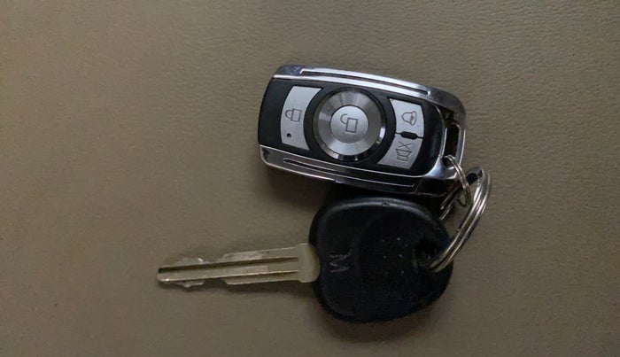 2013 Hyundai i10 MAGNA 1.2, Petrol, Manual, 1,04,654 km, Key Close Up