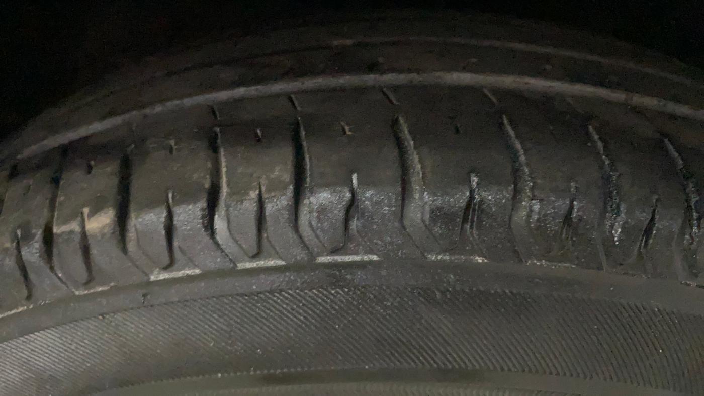 2013 Hyundai i10 MAGNA 1.2, Petrol, Manual, 1,04,687 km, Right Front Tyre Tread
