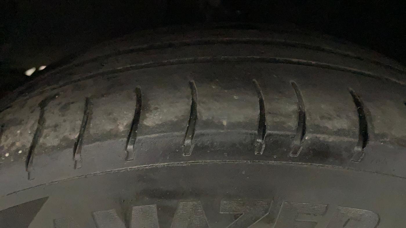 2013 Hyundai i10 MAGNA 1.2, Petrol, Manual, 1,04,687 km, Left Front Tyre Tread