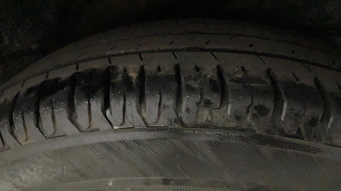 2013 Hyundai i10 MAGNA 1.2, Petrol, Manual, 1,04,687 km, Left Rear Tyre Tread