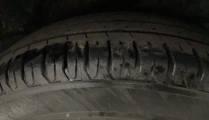 2013 Hyundai i10 MAGNA 1.2, Petrol, Manual, 1,04,654 km, Left Rear Tyre Tread