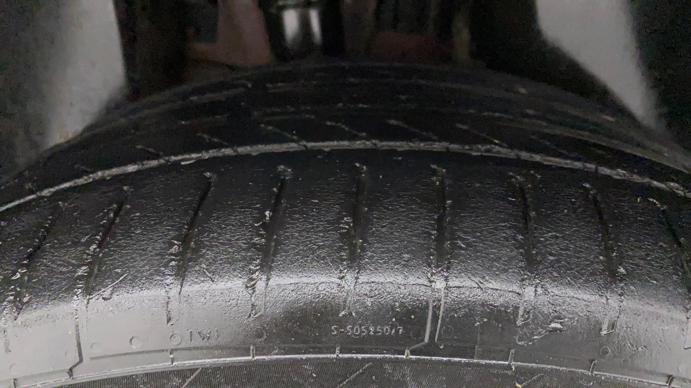 2017 Jeep Compass LIMITED 1.4 PETROL AT, Petrol, Automatic, 1,07,917 km, Right Rear Tyre Tread