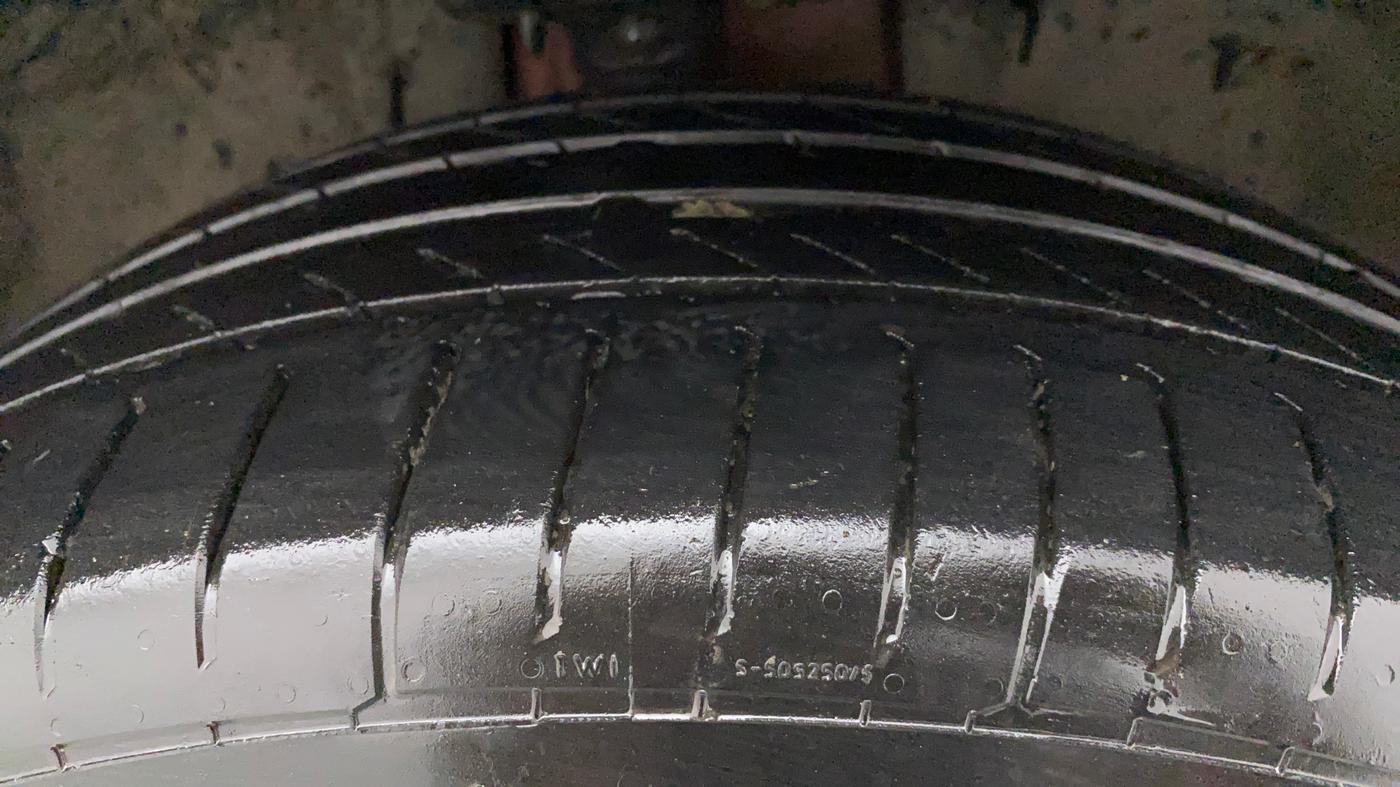 2017 Jeep Compass LIMITED 1.4 PETROL AT, Petrol, Automatic, 1,07,917 km, Right Front Tyre Tread