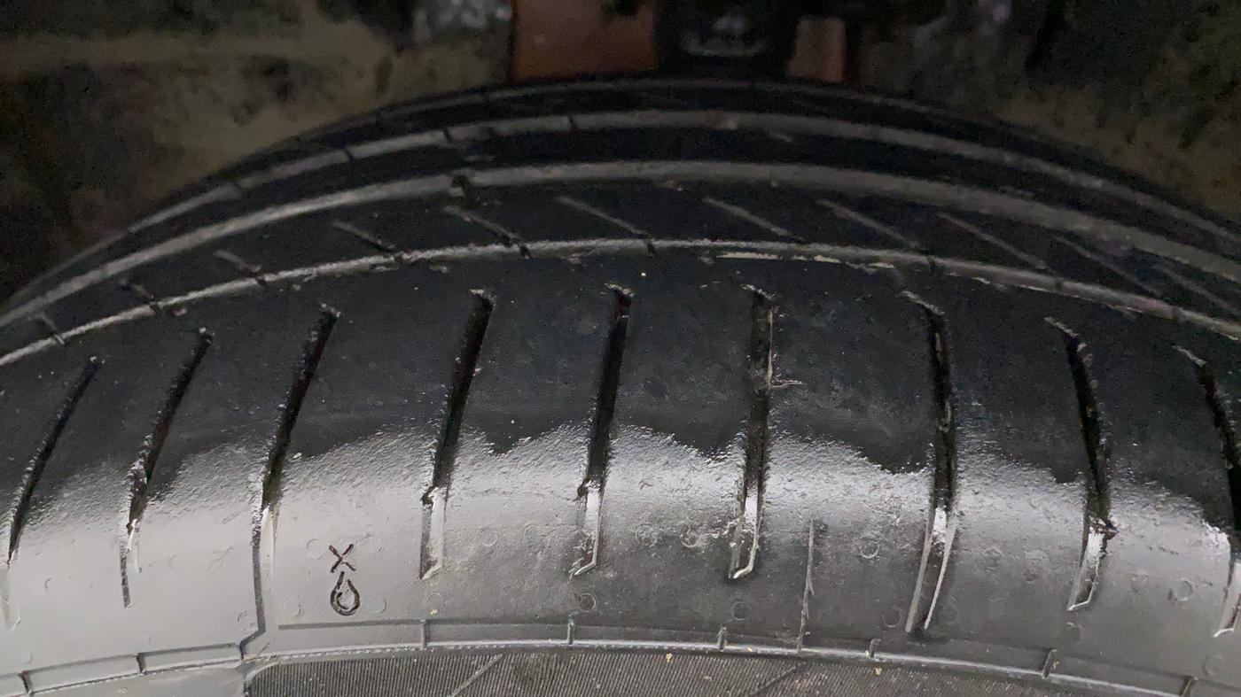 2017 Jeep Compass LIMITED 1.4 PETROL AT, Petrol, Automatic, 1,07,917 km, Left Front Tyre Tread