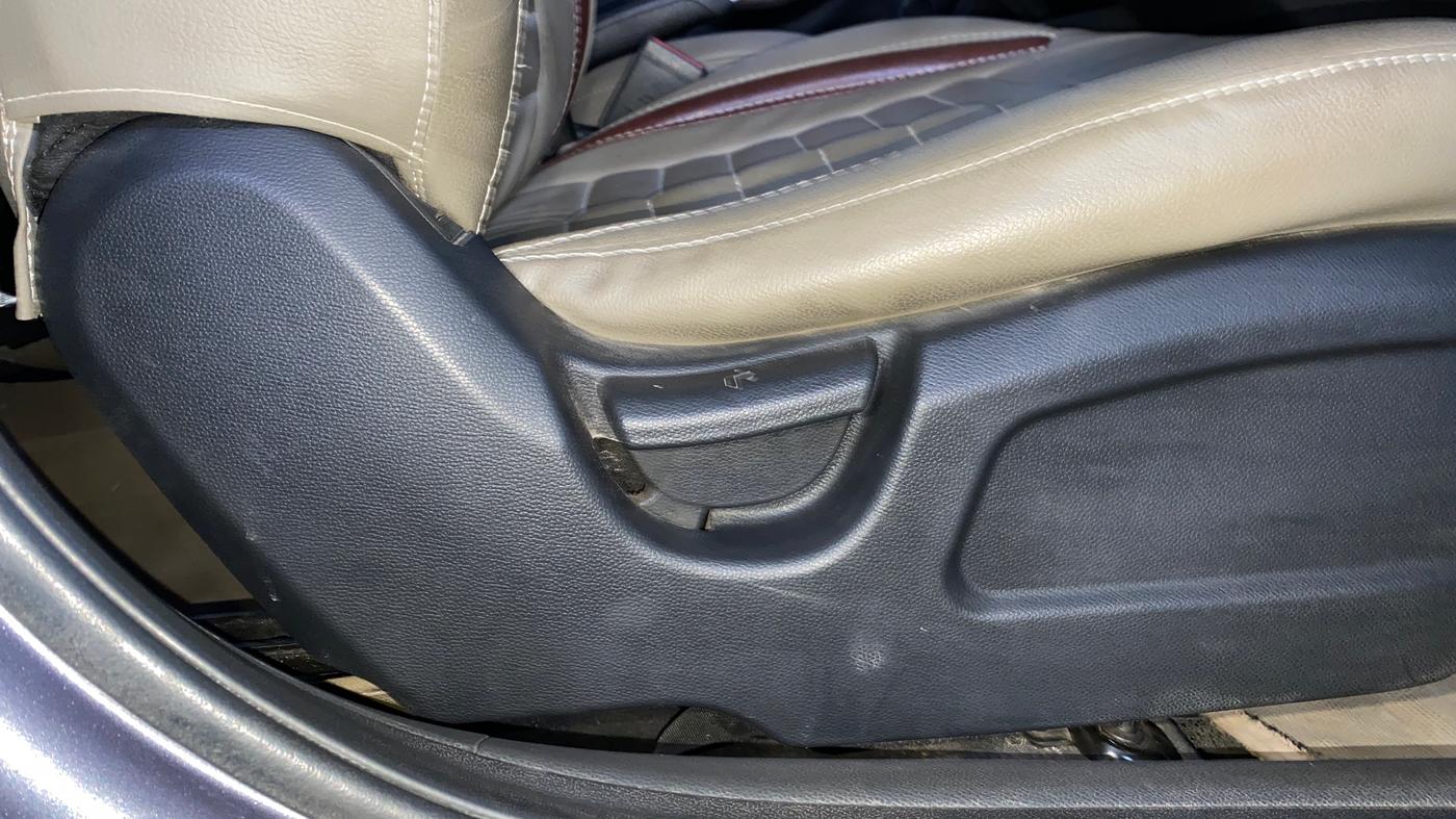 2015 Hyundai Elite i20 MAGNA 1.2, Petrol, Manual, 84,753 km, Driver Side Adjustment Panel