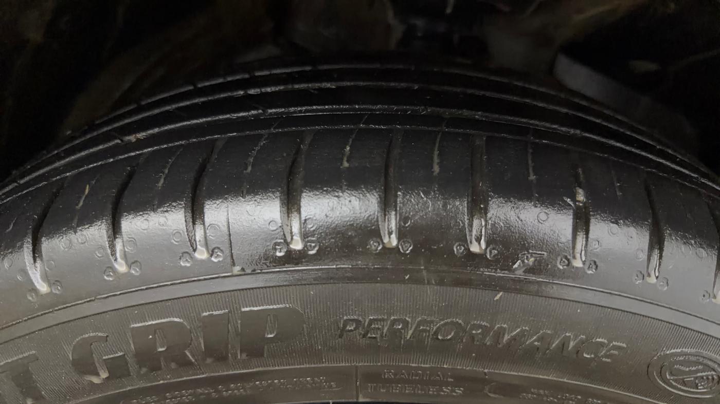 2024 MG HECTOR PLUS SAVVY PRO 1.5 TURBO CVT 7 STR, Petrol, Automatic, 67,560 km, Right Front Tyre Tread