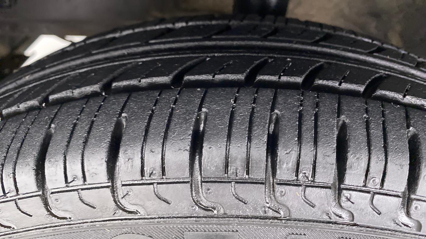 2016 Hyundai Eon ERA PLUS, Petrol, Manual, 21,195 km, Left Front Tyre Tread