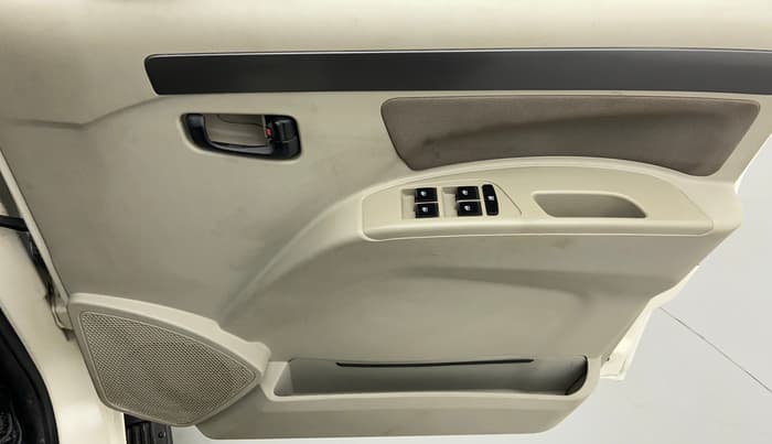 2017 Mahindra Scorpio S6 PLUS, Diesel, Manual, 42,408 km, Driver Side Door Panels Controls
