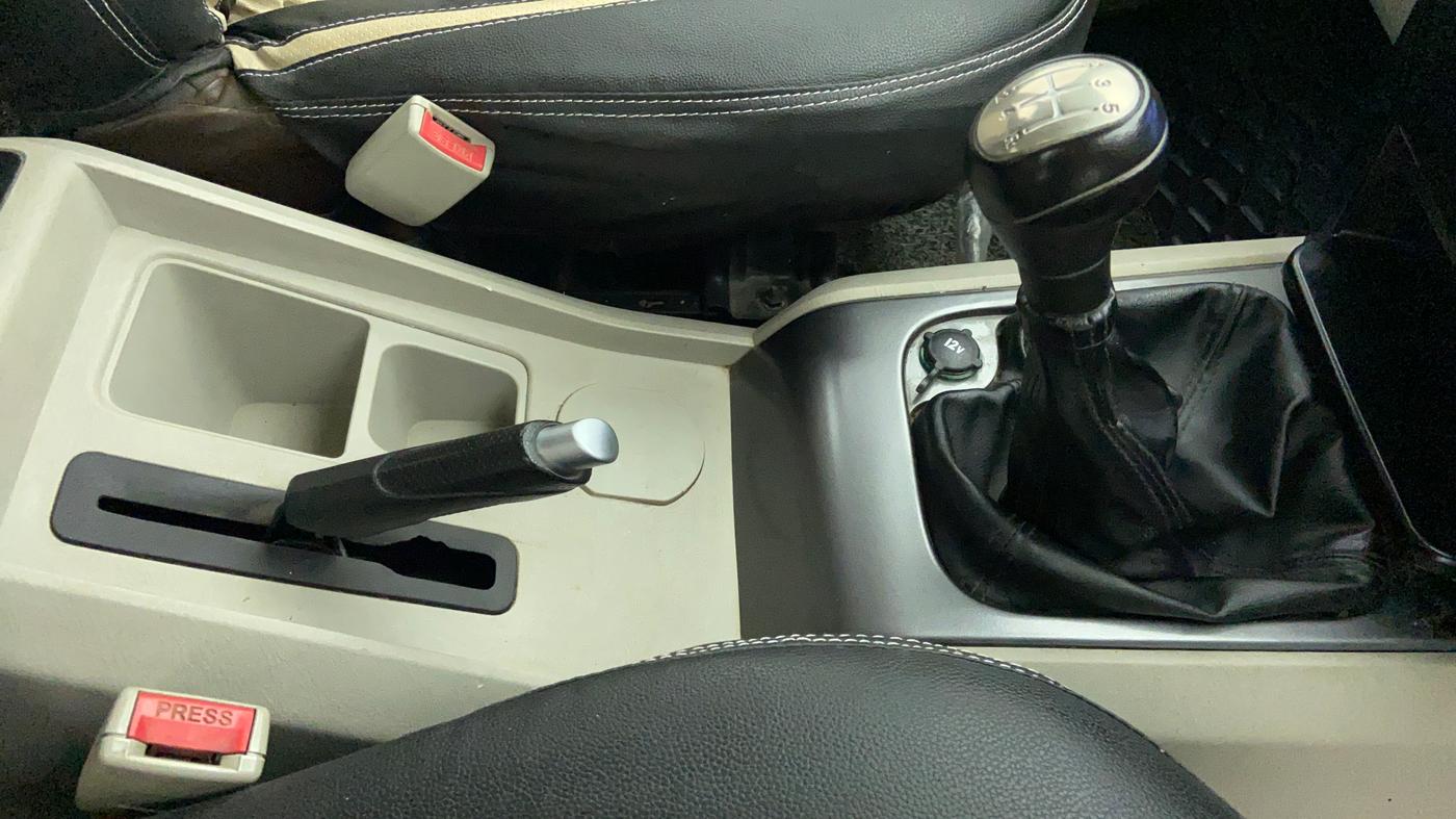 2017 Mahindra Scorpio S6 PLUS, Diesel, Manual, 42,408 km, Gear Lever