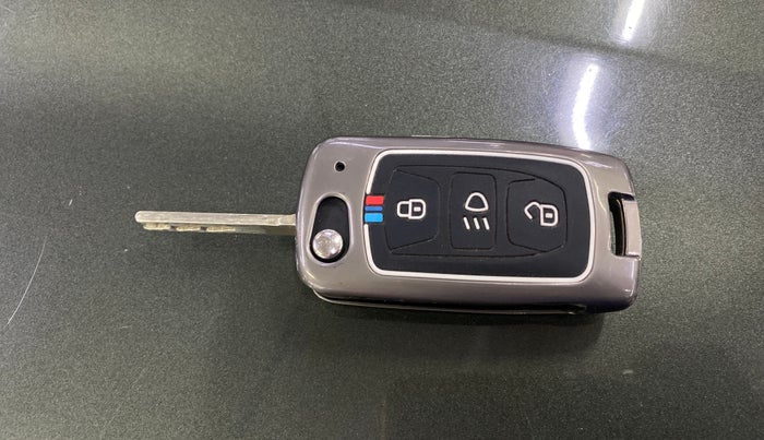 2022 Tata NEXON XM SUNROOF PETROL, CNG, Manual, 29,802 km, Key Close Up