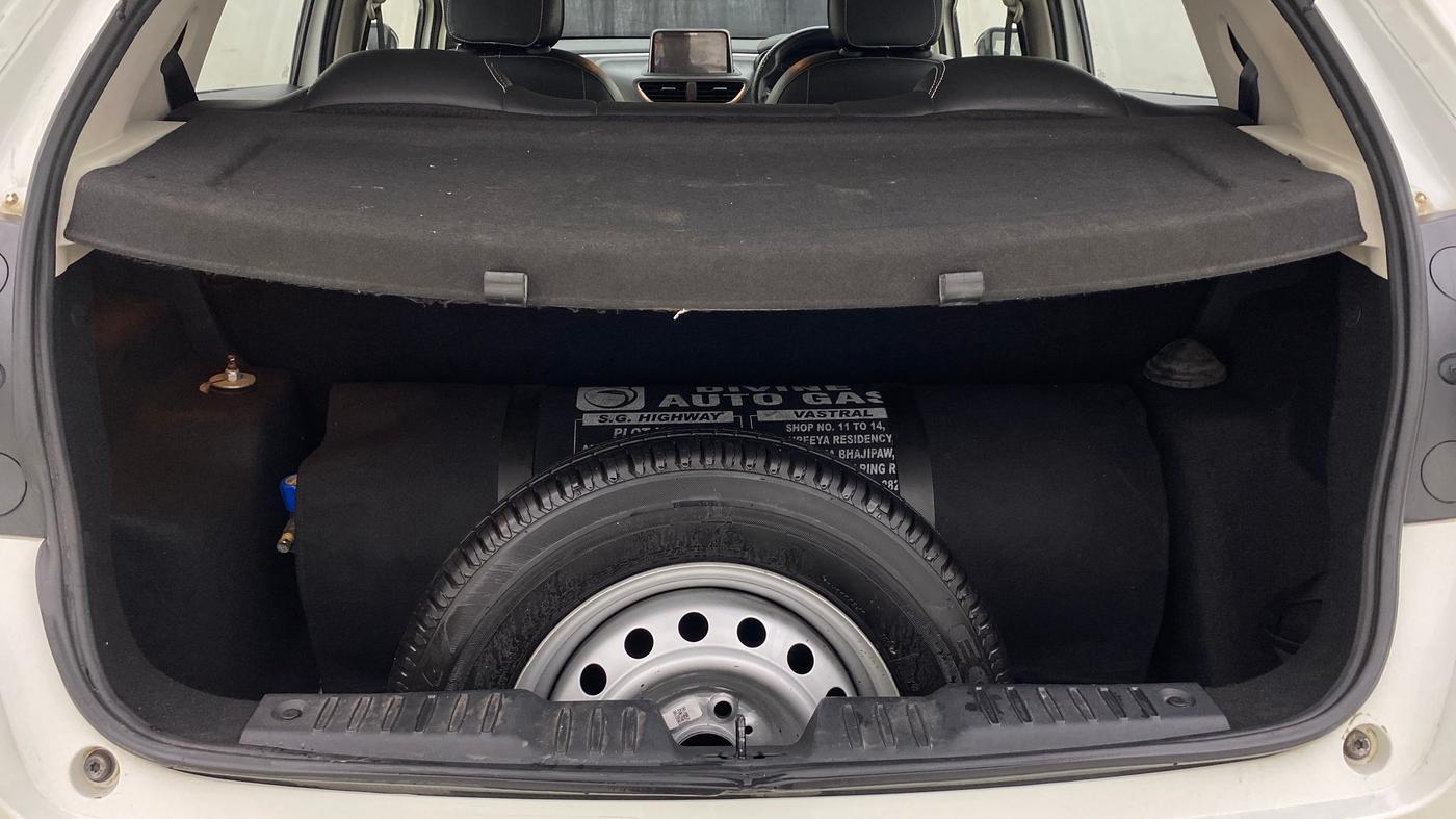 2022 Tata ALTROZ XT PETROL, CNG, Manual, 79,349 km, Boot Inside