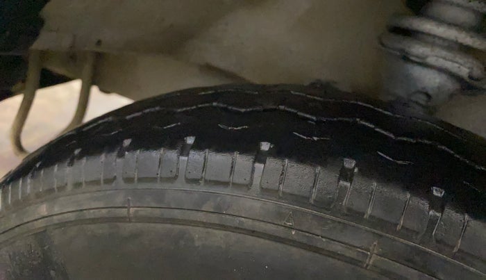 2023 Maruti Eeco 5 STR AC CNG, CNG, Manual, 70,729 km, Left Front Tyre Tread