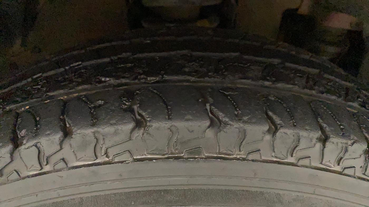 2016 Mahindra TUV300 T8 AMT, Diesel, Automatic, 63,015 km, Right Front Tyre Tread