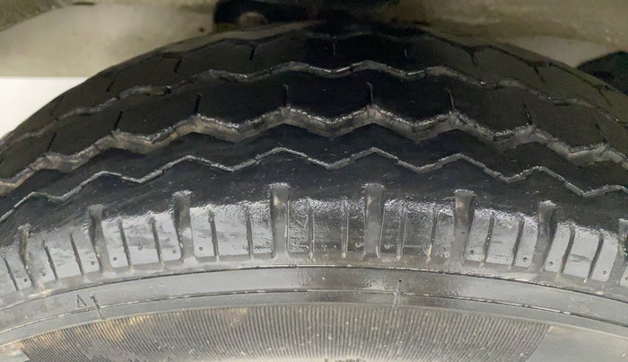 2022 Maruti Eeco 5 STR AC (O), Petrol, Manual, 16,436 km, Left Front Tyre Tread