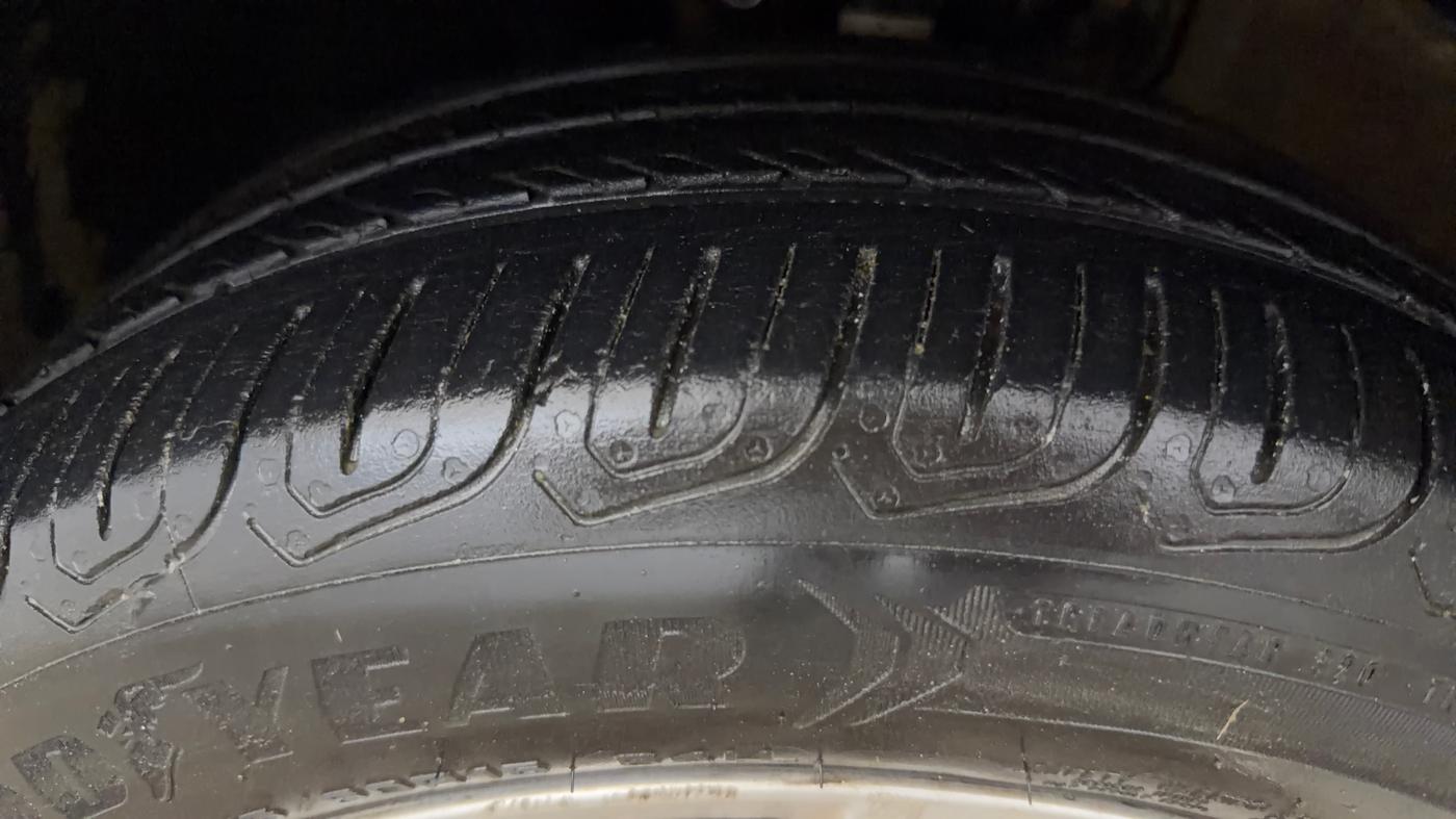 2016 Volkswagen Ameo COMFORTLINE 1.2L, Petrol, Manual, 90,871 km, Left Front Tyre Tread