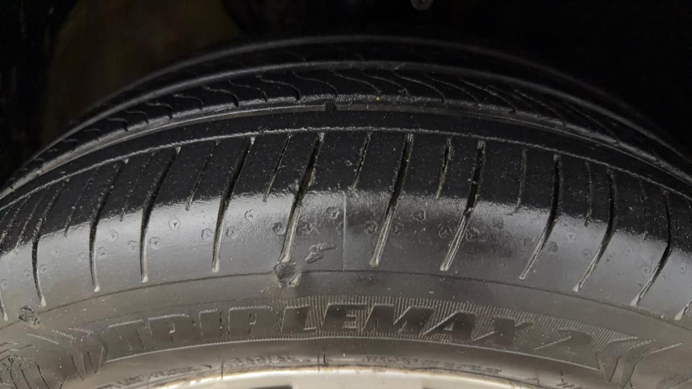 2016 Volkswagen Ameo COMFORTLINE 1.2L, Petrol, Manual, 90,871 km, Right Front Tyre Tread