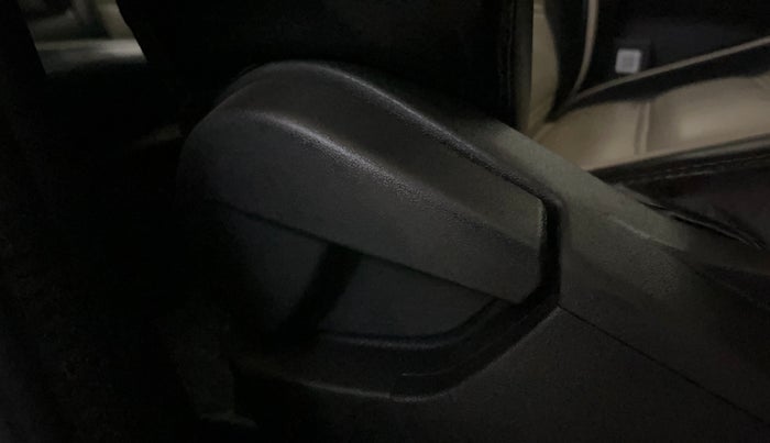 2022 Renault Kiger RXT (O) MT, Petrol, Manual, 24,310 km, Driver Side Adjustment Panel