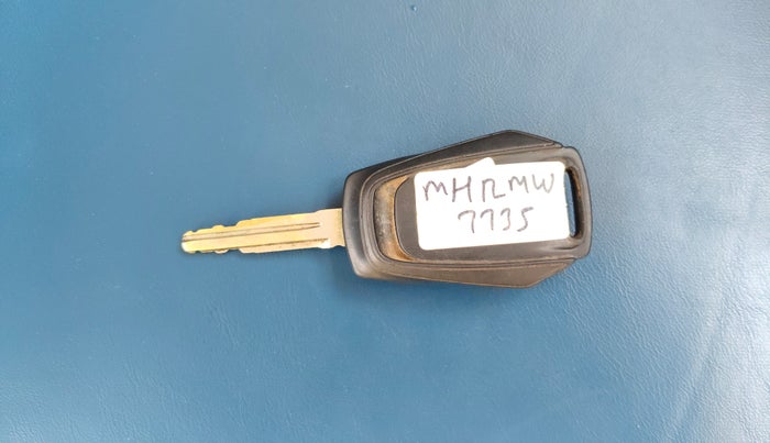 2016 Mahindra Kuv100 K4 D 6 STR, Diesel, Manual, 1,38,810 km, Key Close Up