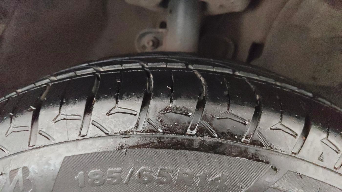 2016 Mahindra Kuv100 K4 D 6 STR, Diesel, Manual, 1,38,810 km, Right Front Tyre Tread