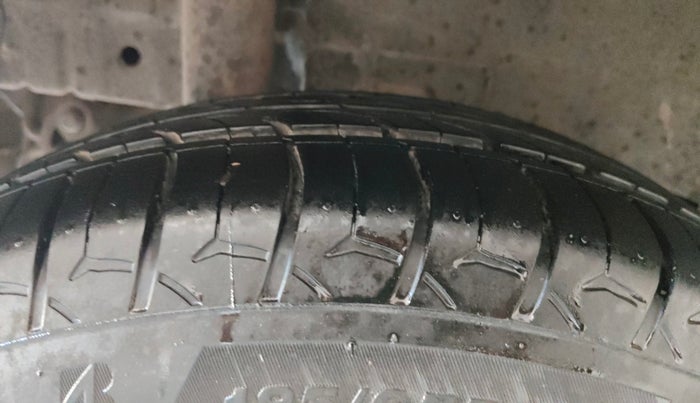 2016 Mahindra Kuv100 K4 D 6 STR, Diesel, Manual, 1,38,810 km, Right Rear Tyre Tread