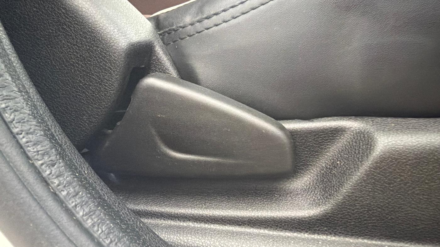 2025 Renault Kwid RXL 1.0 (O), CNG, Manual, 27,203 km, Driver Side Adjustment Panel