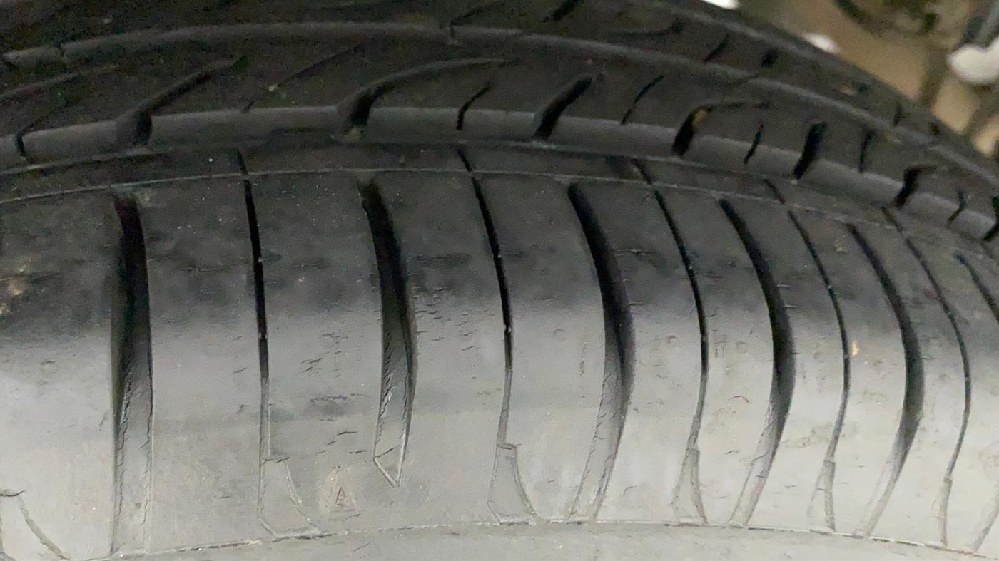 2016 Mahindra Kuv100 K2 6 STR, Petrol, Manual, 59,889 km, Right Rear Tyre Tread