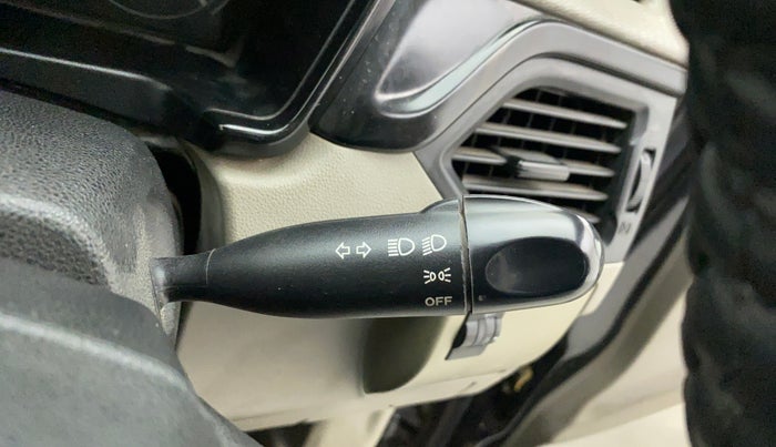 2016 Mahindra Kuv100 K2 6 STR, Petrol, Manual, 59,889 km, Combination switch - Turn Indicator not functional