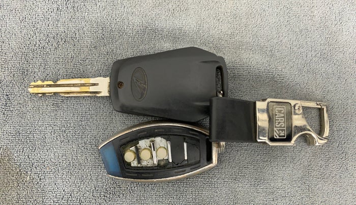 2016 Mahindra Kuv100 K2 6 STR, Petrol, Manual, 59,889 km, Lock system - Remote key minor damage