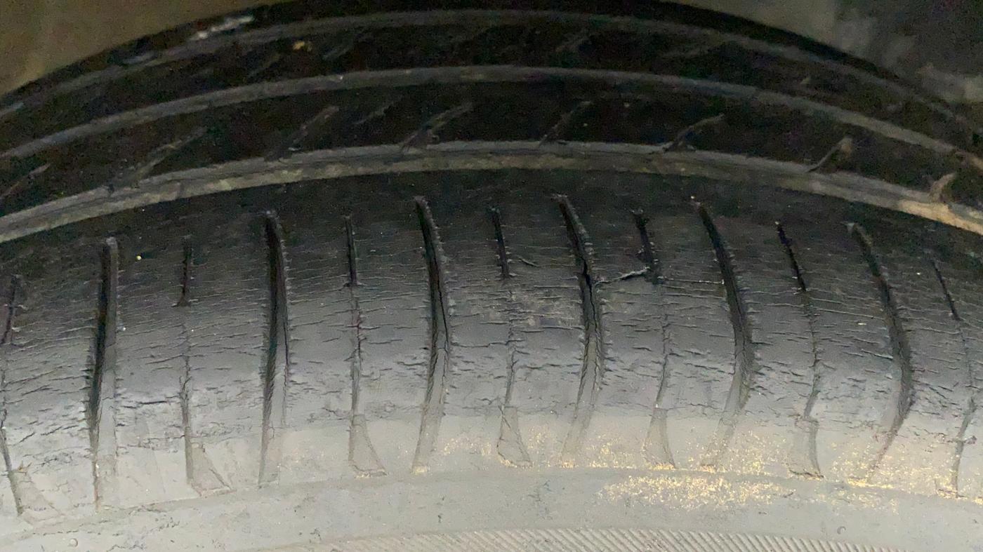 2016 Mahindra Kuv100 K2 6 STR, Petrol, Manual, 59,889 km, Right Front Tyre Tread