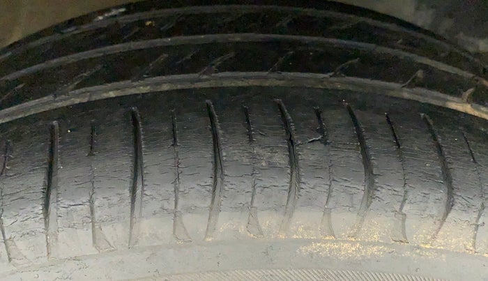 2016 Mahindra Kuv100 K2 6 STR, Petrol, Manual, 59,889 km, Right Front Tyre Tread