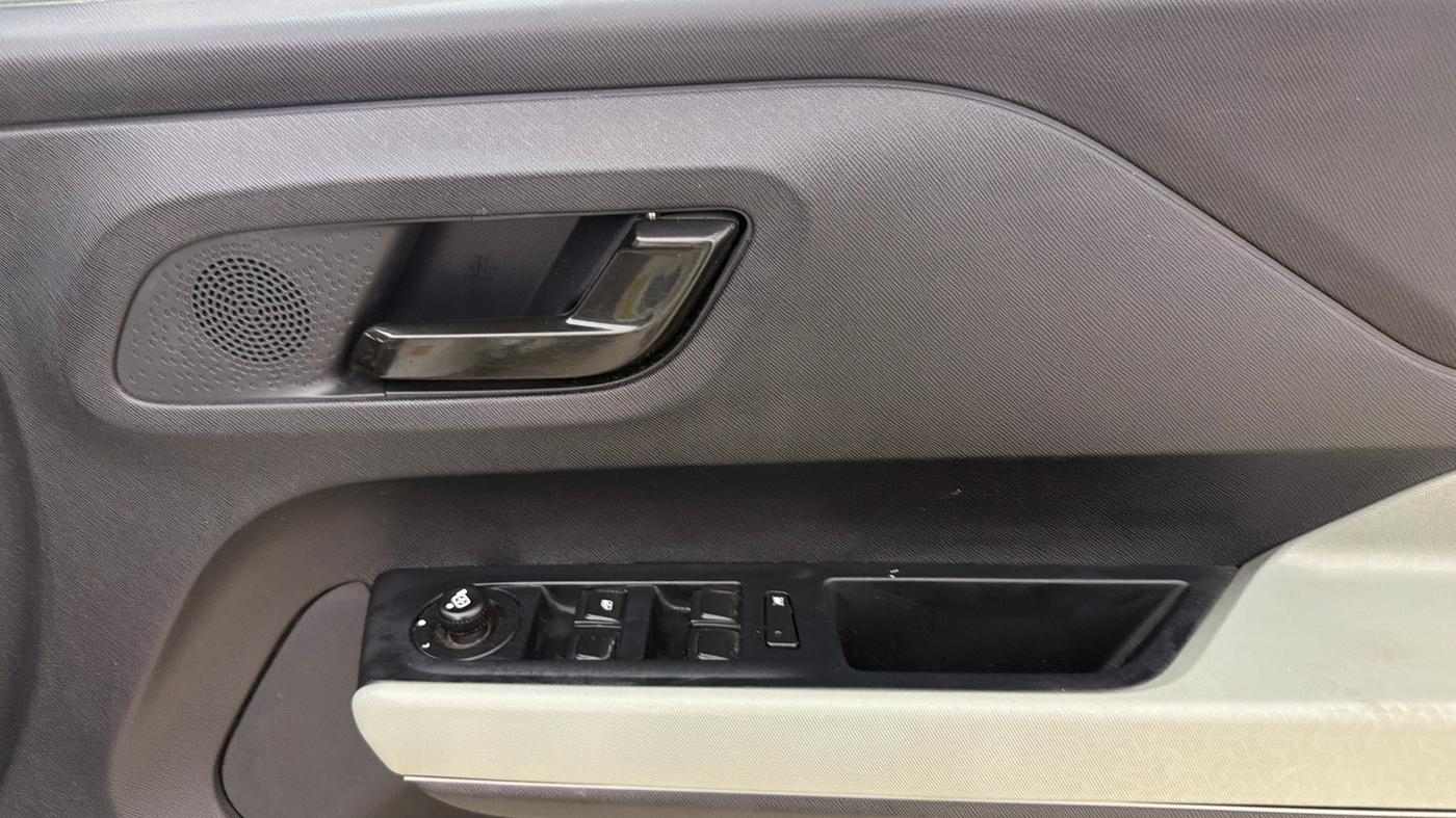 2024 Tata PUNCH ADVENTURE RHYTHM CNG MT, CNG, Manual, 20,781 km, Driver Side Door Panels Control