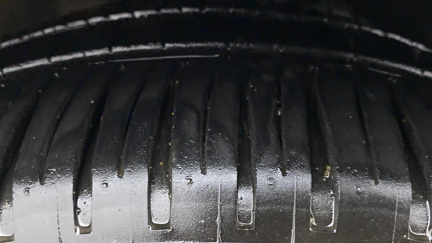 2015 Volkswagen Vento HIGHLINE PETROL, Petrol, Manual, 75,838 km, Right Front Tyre Tread