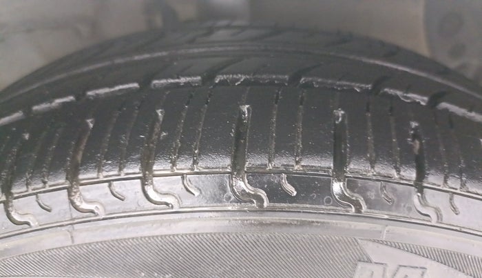 2016 Hyundai Grand i10 SPORTZ 1.2 KAPPA VTVT, Petrol, Manual, 70,486 km, Right Front Tyre Tread