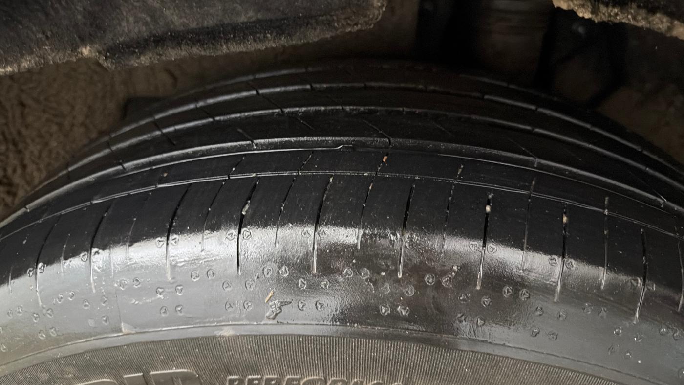 2022 Mahindra XUV700 AX 7 P AT 7 STR, Petrol, Automatic, 56,055 km, Left Rear Tyre Tread