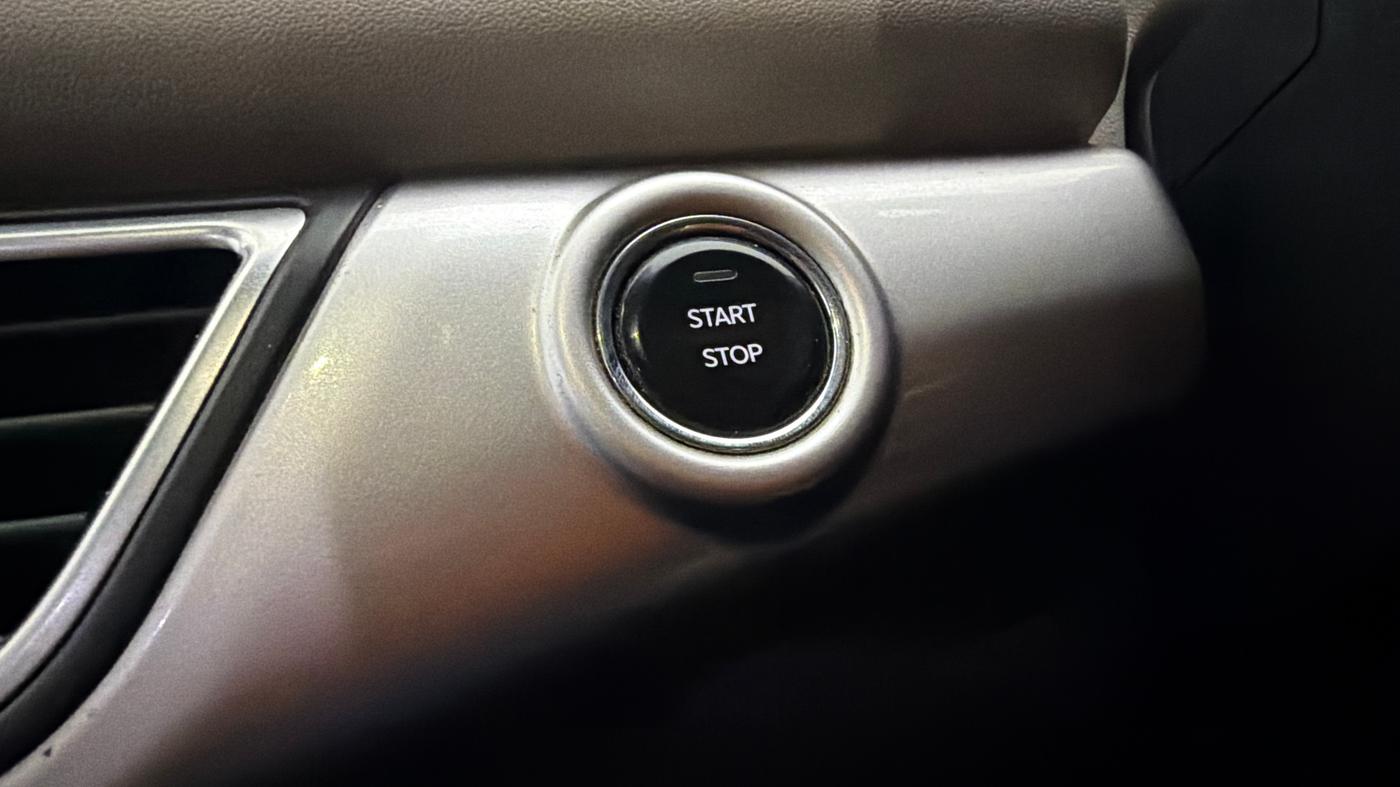 2022 Mahindra XUV700 AX 7 P AT 7 STR, Petrol, Automatic, 56,055 km, Keyless Start/ Stop Button