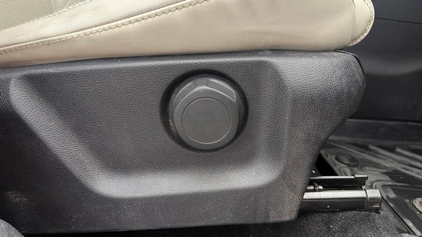 2022 Mahindra XUV700 AX 7 P AT 7 STR, Petrol, Automatic, 56,055 km, Driver Side Adjustment Panel