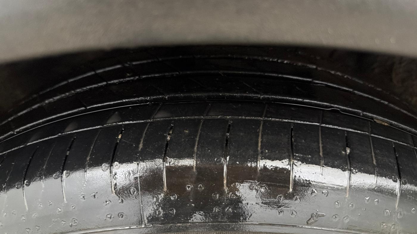 2022 Mahindra XUV700 AX 7 P AT 7 STR, Petrol, Automatic, 56,055 km, Left Front Tyre Tread