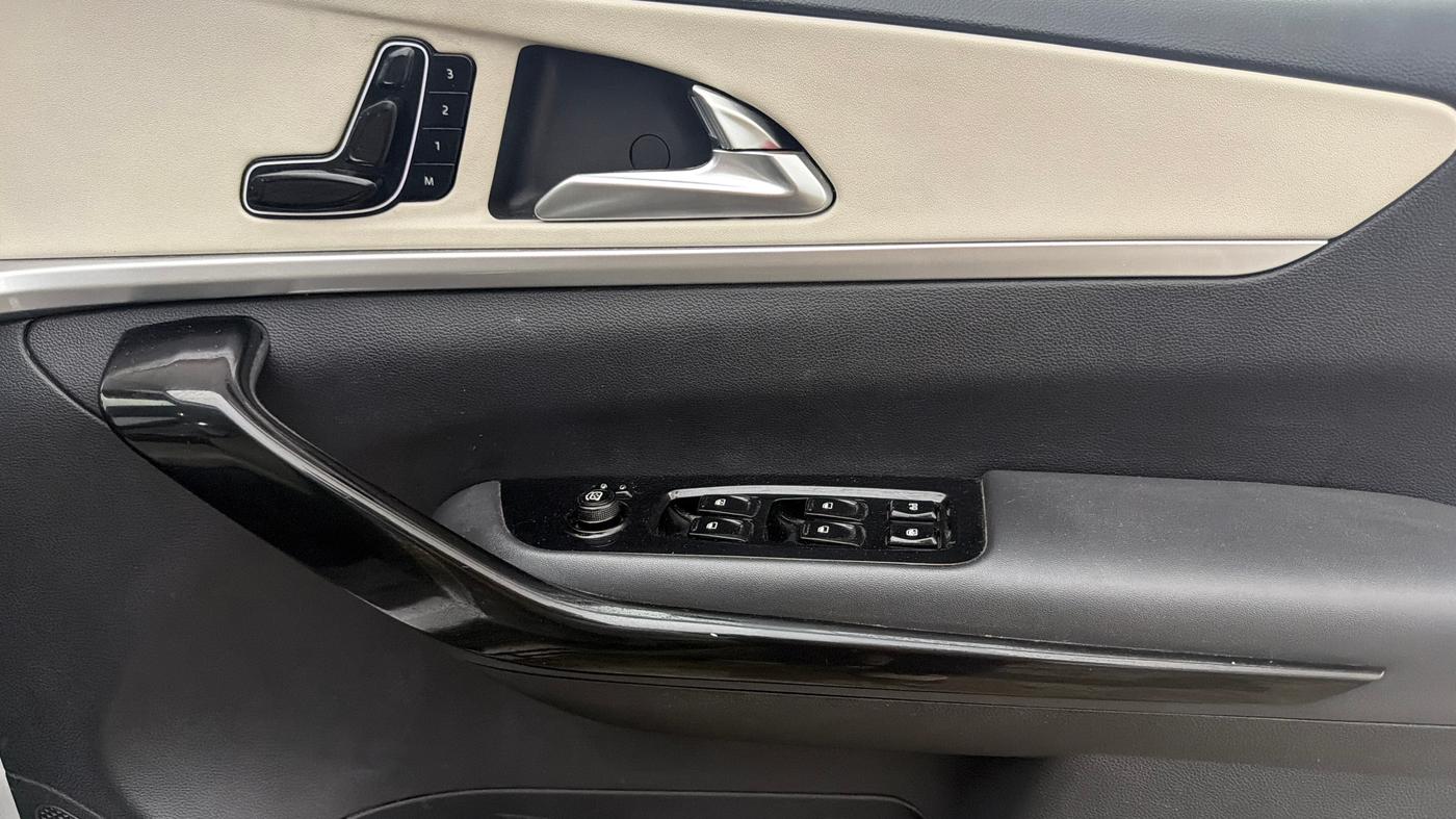 2022 Mahindra XUV700 AX 7 P AT 7 STR, Petrol, Automatic, 56,055 km, Driver Side Door Panels Control