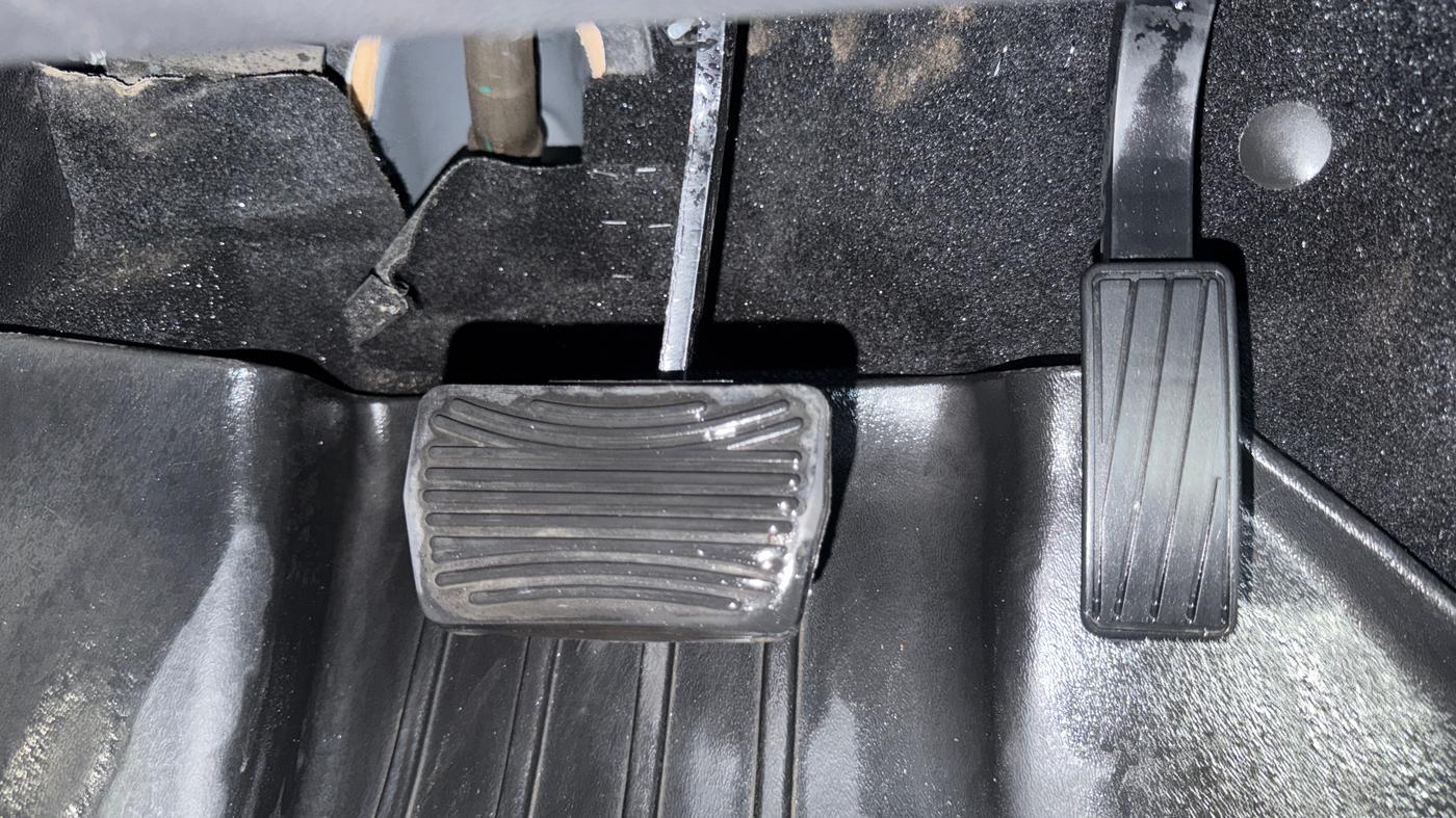 2022 Mahindra XUV700 AX 7 P AT 7 STR, Petrol, Automatic, 56,055 km, Pedals