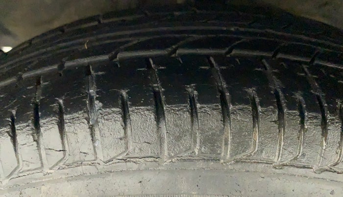 2011 Hyundai i10 MAGNA 1.2, Petrol, Manual, 25,268 km, Left Front Tyre Tread
